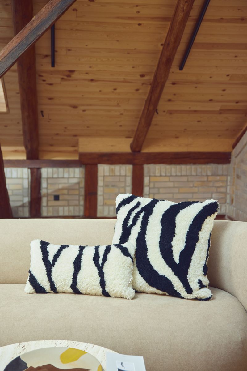 Zebra Lammeskindspude | Korthåret | New Zealand | Dobbeltsidet | 60x60 cm Sort/Hvid
