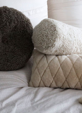 Lammeskindspude | Bolster | Korthåret | D20xL52 cm Koksgrå