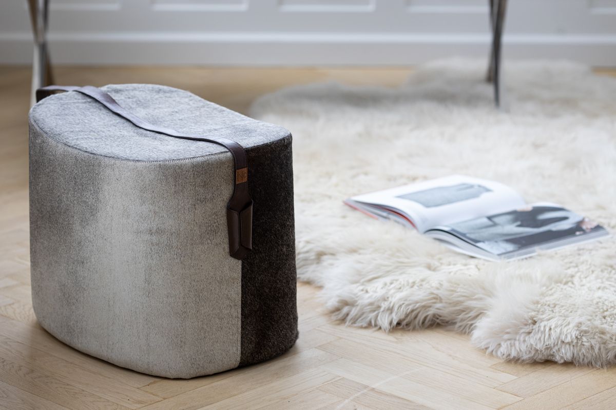 Puf med hank | Koskind | 45x35x38 cm Grå