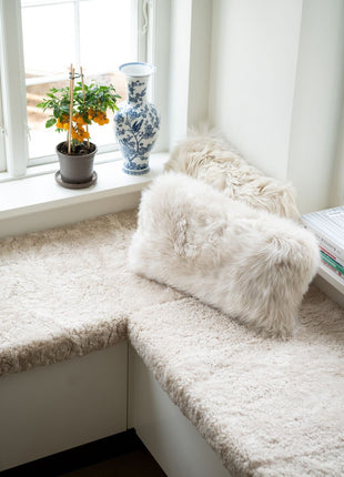 Lammeskindspude | Langhåret | Dobbeltsidet | 25x50 cm Koralblå