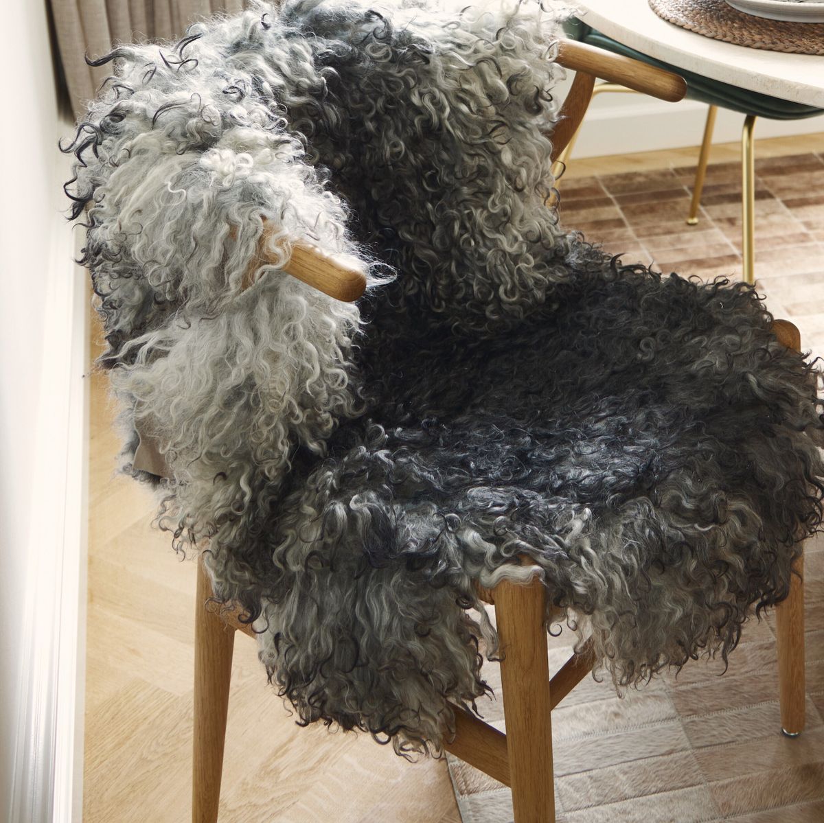 Lammeskind | Krøllet, langhåret | Gotland | 90-100x60 cm Naturgrå