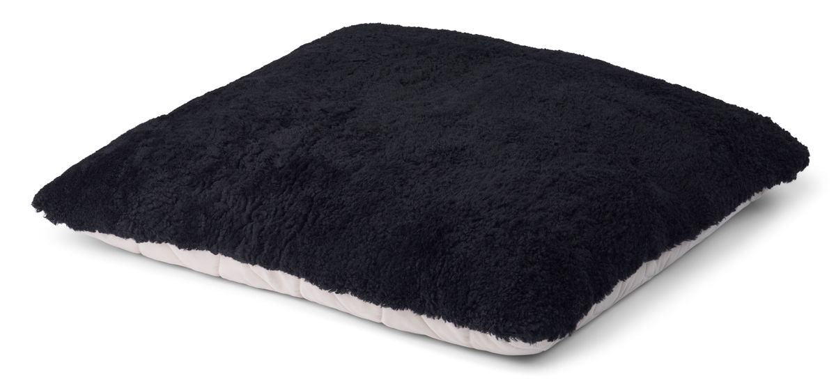 Maxi Float Pude | Korthåret | New Zealand | 90x90 cm Sort