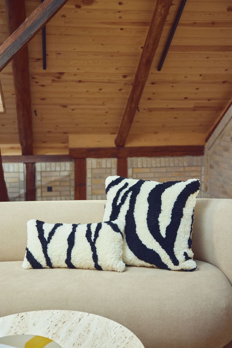 Zebra Lammeskindspude | Korthåret | New Zealand | Dobbeltsidet | 60x60 cm Sort/Hvid