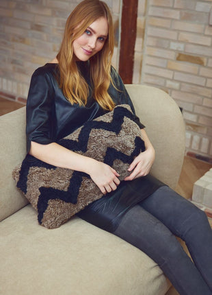 Lammeskindspude | PATTERN | Korthåret | Dobbeltsidet | 30x60 cm Lysebrun / Sort