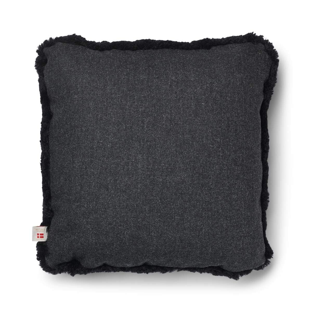 Classic Collection | Uldpude | Korthåret | 52x52 cm | 34x52 cm Koksgrå/Sort