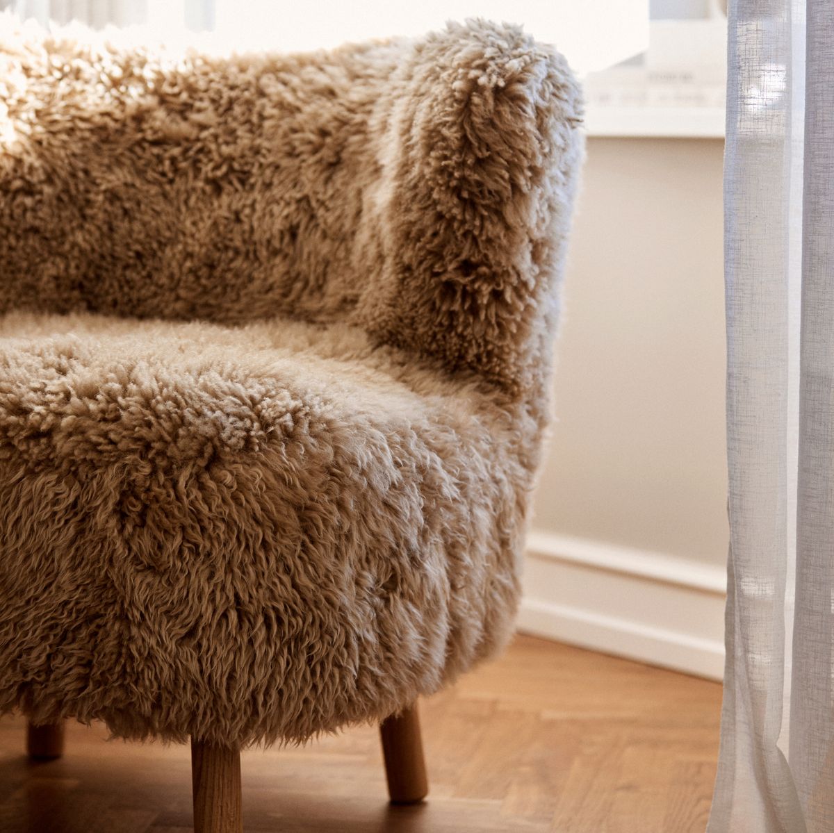 Emil Lounge Chair | Langhåret Honning