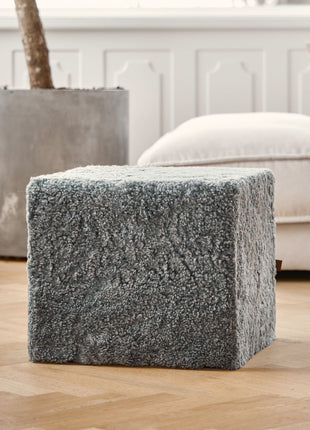 Puf | Lammeskind | Korthåret | 40x40x35 cm Koksgrå