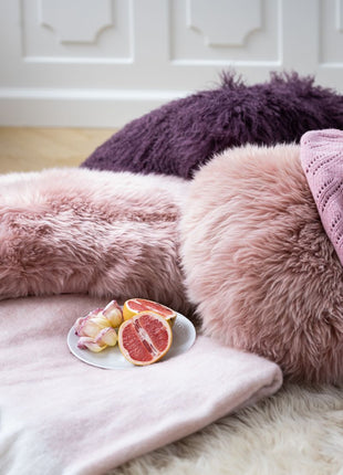 Lammeskindspude | Krøllet | Tibet | 50x50 cm Rosa