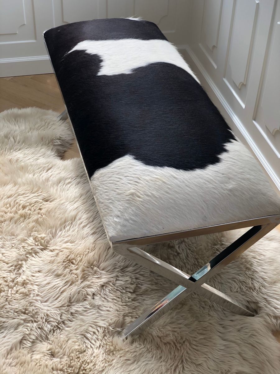 Bænk | Koskind | 110x45x45 cm Salt/Peber/Sort/Hvid