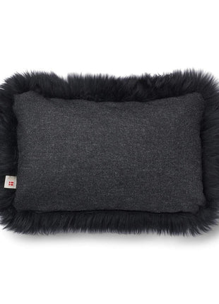 Lammeskindspude | Langhåret | 34x52 cm Koksgrå / Sort