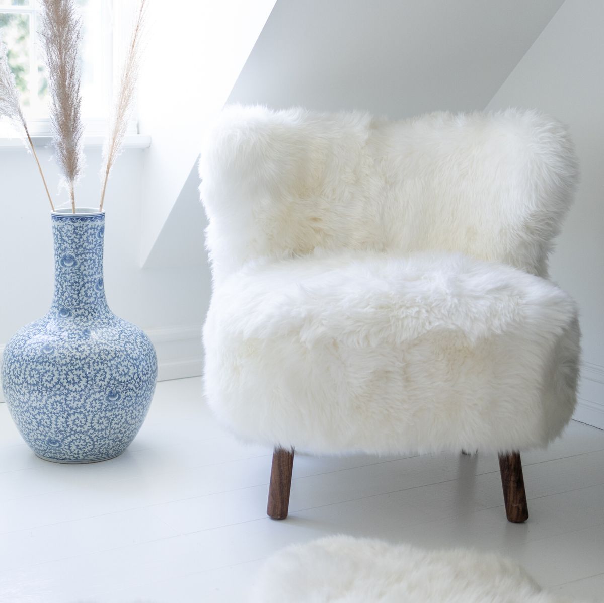 Emil Lounge Chair | Langhåret Honning