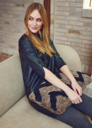 Lammeskindspude | PATTERN | Korthåret | Dobbeltsidet | 30x60 cm Lysebrun / Sort