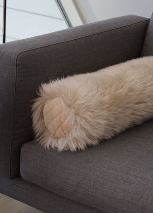 Lammeskindspude | Bolster | Langhåret & Moccasin | D20xL52 cm Lysegrå / Sølvgrå