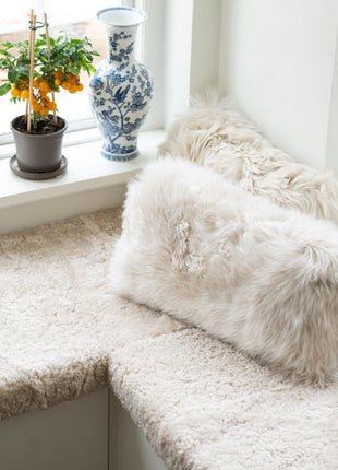 Lammeskindspude | Langhåret | 28x56 cm Sort