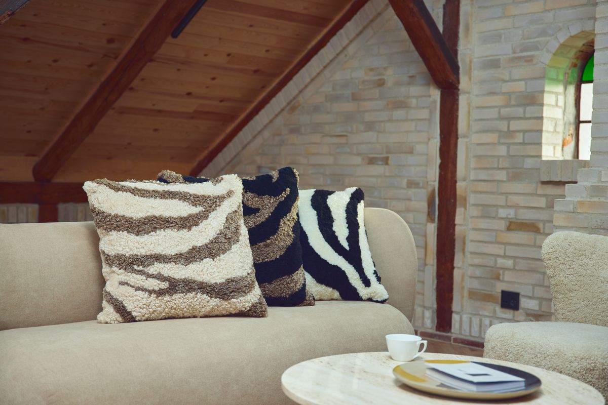 Zebra Lammeskindspude | Korthåret | New Zealand | Dobbeltsidet | 60x60 cm Taupe/Pearl