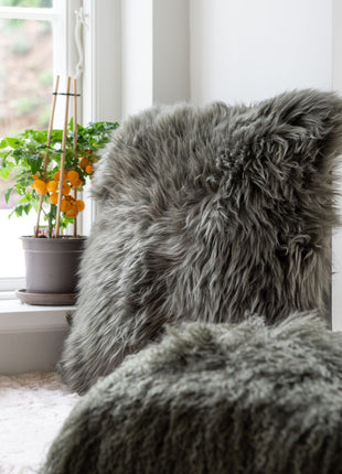 Lammeskindspude | Langhåret | New Zealand |  50x50 cm Mørkegrå