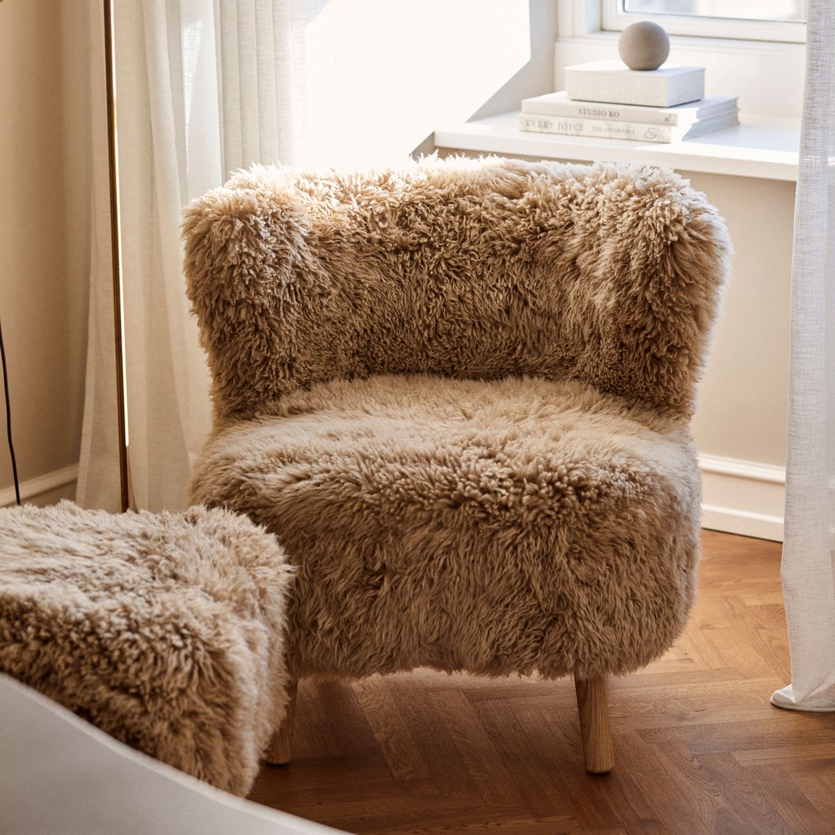 Emil Lounge Chair | Langhåret Honning