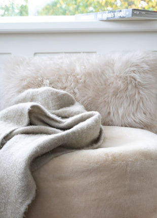 Lammeskindspude | Langhåret | 40x60 cm Sort