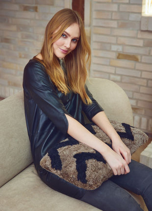 Lammeskindspude | PATTERN | Korthåret | Dobbeltsidet | 30x60 cm Lysebrun / Sort