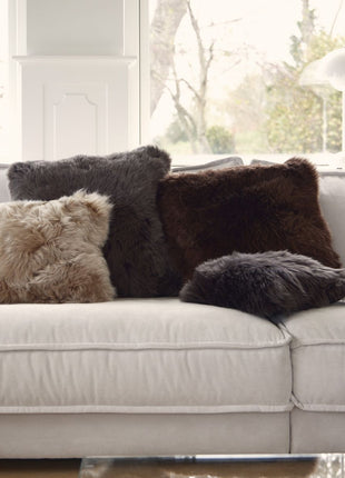 Merino Lammeskindspude | 35x35 cm Sort