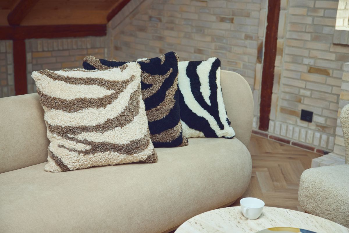 Zebra Lammeskindspude | Korthåret | New Zealand | Dobbeltsidet | 60x60 cm Sort/Taupe