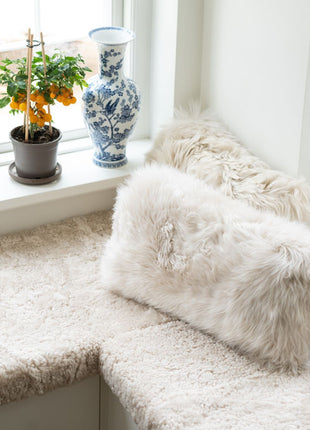 Lammeskindspude | Langhåret | 40x60 cm Sort