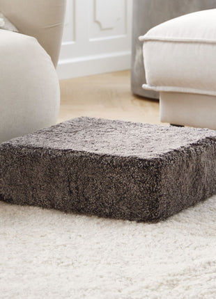 Puf | Lammeskind | Korthåret | 42x42x13 cm Koksgrå