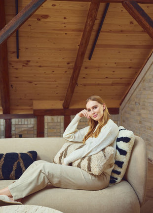 Lammeskindspude | PATTERN | Korthåret | Dobbeltsidet | 30x60 cm Sort / Lysebrun 